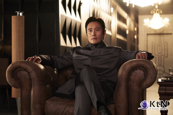 [리뷰] "오징어게임2, 시즌1을 넘어설 수 있을까?"  사진=2024 12.26  넷플릭스 프론트맨(이병헌)은 게임을 멈추려는 성기훈(이정재)에 직접 맞서기 위해, 신분을 숨기고 1번 참가자로 게임장에 입성한다.   K trendy NEWS DB ⓒ케이 트렌디뉴스 무단전재 및 수집, 재배포금지