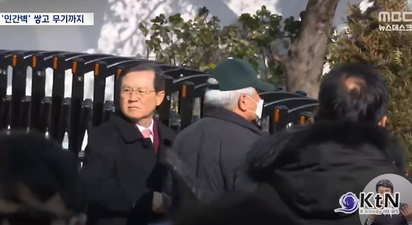 "인간벽 쌓고 무기 까지" 공수처, 윤석열 체포영장 집행 무산..경찰, 尹 체포 저지에 軍동원? 사진=2025 01.03 MBC 뉴스 , 변호인 윤갑근, 김홍일  / 편집   K trendy NEWS DB ⓒ케이 트렌디뉴스 무단전재 및 수집, 재배포금지