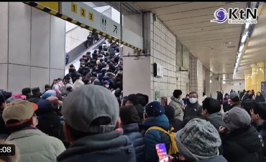 폭설 속 관저 앞 ‘인간 키세스’..."윤 대통령 체포영장" 촉구 시민단체 2박 3일 집회  사진=2025 01.05 진/ K trendy NEWS DB ⓒ케이 트렌디뉴스 무단전재 및 수집, 재배포금지