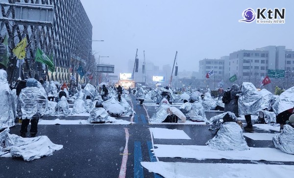 폭설 속 관저 앞 ‘인간 키세스’..."윤 대통령 체포영장" 촉구 시민단체 2박 3일 집회  사진=2025 01.05 한강진역 관저 앞 / K trendy NEWS DB ⓒ케이 트렌디뉴스 무단전재 및 수집, 재배포금지