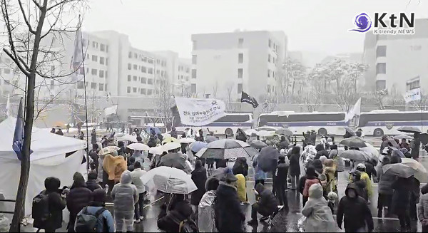 폭설 속 관저 앞 ‘인간 키세스’..."윤 대통령 체포영장" 촉구 시민단체 2박 3일 집회  사진=2025 01.05 한강진역 관저 앞 / K trendy NEWS DB ⓒ케이 트렌디뉴스 무단전재 및 수집, 재배포금지