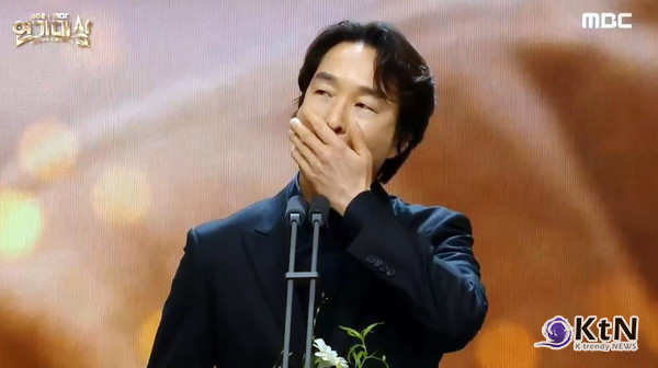 "송구하고 죄송하다" 한석규, MBC 연기대상 첫 수상… 제주항공 참사 속 애도와 눈물 사진=2025 01.05  MBC  영상 갈무리 K trendy NEWS DB ⓒ케이 트렌디뉴스 무단전재 및 수집, 재배포금지