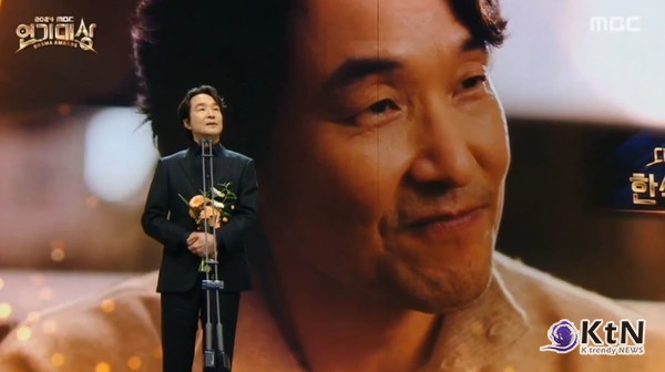 "송구하고 죄송하다" 한석규, MBC 연기대상 첫 수상… 제주항공 참사 속 애도와 눈물 사진=2025 01.05  MBC  영상 갈무리 K trendy NEWS DB ⓒ케이 트렌디뉴스 무단전재 및 수집, 재배포금지