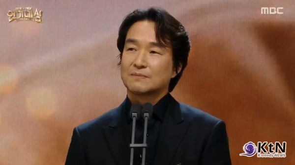 "송구하고 죄송하다" 한석규, MBC 연기대상 첫 수상… 제주항공 참사 속 애도와 눈물 사진=2025 01.05  MBC  영상 갈무리 K trendy NEWS DB ⓒ케이 트렌디뉴스 무단전재 및 수집, 재배포금지