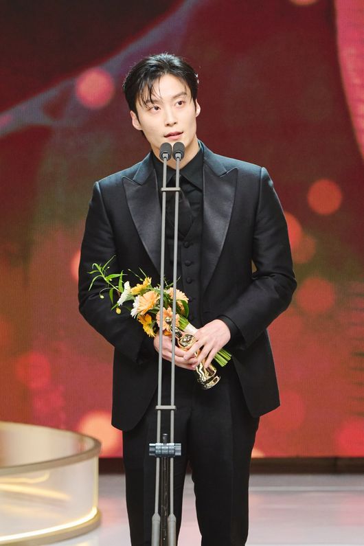 대상 한석규부터 최우수 이제훈·유연석·이하늬·변요한, 제주항공 참사 애도· 수상소감 (‘2024 MBC 연기대상’) 사진=2025 01.05 MBC 사진 갈무리 (▲신인상=허남준(지금 거신 전화는), 이가섭(백설공주에게 죽음을), 채원빈(이토록 친밀한 배신자) )   K trendy NEWS DB ⓒ케이 트렌디뉴스 무단전재 및 수집, 재배포금지