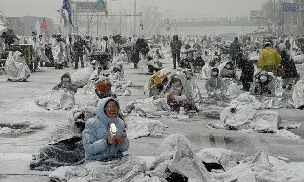 새해 첫 월요일 눈·비… 7일 강추위와 폭설 대비하세요  사진=2025 01.05  진보당 (5일 아침 서울 용산구 관저 인근 ‘노동자 시민 윤석열 체포대회’ 농성장에서 은박 담요를 뒤집어쓴 시민들이 농성하고 있다. 정혜경 진보당 의원실 제공  ) K trendy NEWS DB ⓒ케이 트렌디뉴스 무단전재 및 수집, 재배포금지