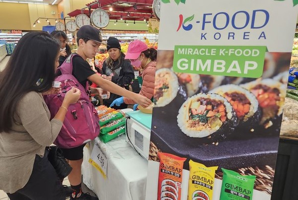K-푸드 라면·김밥, 세계를 사로잡다…2022년 수출 130억 달러 돌파 사진=2025 01.07 K trendy NEWS DB (한국 냉동김밥에 관심을 보이는 미국인들.(사진=한국농수산식품유통공사) ⓒ케이 트렌디뉴스 무단전재 및 수집, 재배포금지