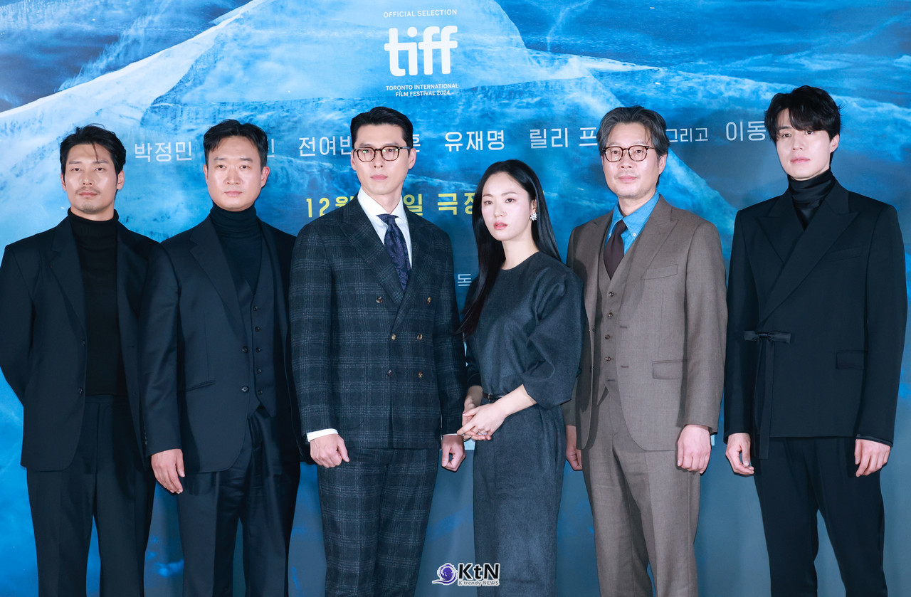 배우 현빈, 조우진, 박훈, 유재명, 이동욱이 영화 '하얼빈' 언론배급 시사회에 참석해 다양한 이야기를 나눈뒤 포토타임에 포즈를 취하고 있다.