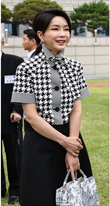 "김건희, 박찬욱·송강호에 "내가 주인공인 영화 어때요?"…영화계, "알려진 사실" 사진=2025 01.11 윤석열 대통령 부인 김건희 여사가 2022.06.12. 서울 용산 대통령실 잔디광장에서 열린 칸 영화제 수상기념 영화 관계자 초청 리셉션 및 만찬에서 배우 송강호, 박찬욱 감독과 대화하고 있다. (사진=대통령실 )  K trendy NEWS DB ⓒ케이 트렌디뉴스 무단전재 및 수집, 재배포금지