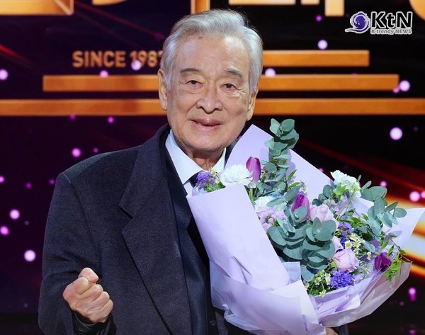 이순재, 최고령 대상 수상에 눈물…기립박수와 함께한 감동의 순간 [‘2024 KBS 연기대상’] [종합] 사진=2025 01.11 ‘2024 KBS 연기대상’ 페이스북 갈무리  K trendy NEWS DB ⓒ케이 트렌디뉴스 무단전재 및 수집, 재배포금지