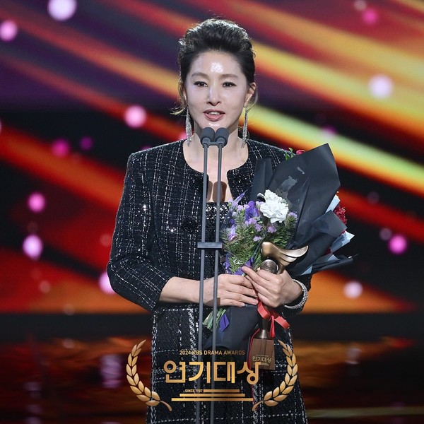 사진=2025 01.11 ‘2024 KBS 연기대상’ 페이스북 갈무리  ▲최우수상(여자) : 박지영(다리미 패밀리), 임수향(미녀와 순정남)  K trendy NEWS DB ⓒ케이 트렌디뉴스 무단전재 및 수집, 재배포금지