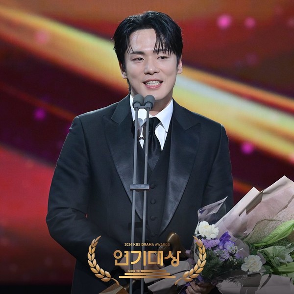 사진=2025 01.11 ‘2024 KBS 연기대상’ 페이스북 갈무리  ▲최우수상(남자) : 김정현(다리미 패밀리), 지현우(미녀와 순정남)  K trendy NEWS DB ⓒ케이 트렌디뉴스 무단전재 및 수집, 재배포금지