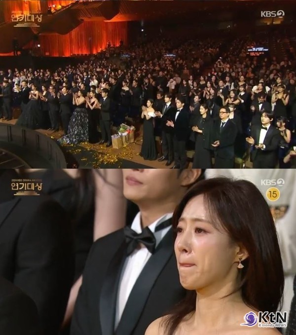 이순재, 최고령 대상 수상에 눈물…기립박수와 함께한 감동의 순간 [‘2024 KBS 연기대상’] [종] 사진=2025 01.11 ‘2024 KBS 연기대상’   K trendy NEWS DB ⓒ케이 트렌디뉴스 무단전재 및 수집, 재배포금지