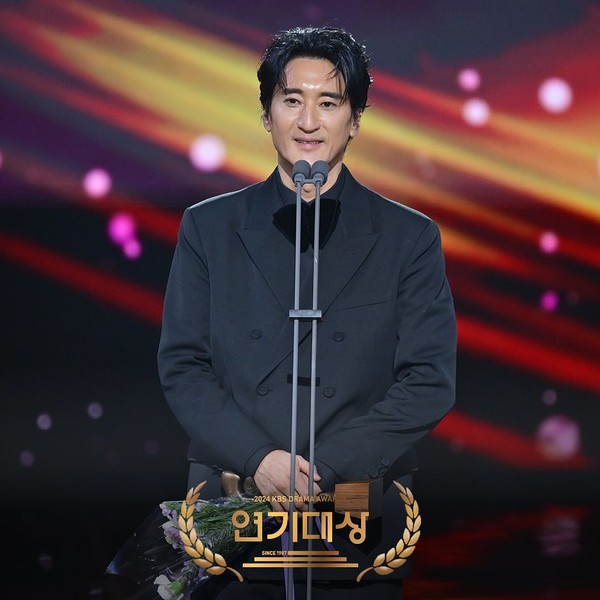 사진=2025 01.11 ‘2024 KBS 연기대상’ 페이스북 갈무리 ▲우수상 장편드라마(남자) : 신현준(다리미 패밀리)K trendy NEWS DB ⓒ케이 트렌디뉴스 무단전재 및 수집, 재배포금지