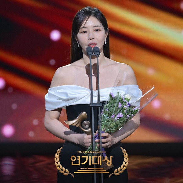 사진=2025 01.11 ‘2024 KBS 연기대상’ 페이스북 갈무리 ▲우수상 일일드라마(여자) : 함은정(수지맞은 우리), 박하나(결혼하자 맹꽁아!) K trendy NEWS DB ⓒ케이 트렌디뉴스 무단전재 및 수집, 재배포금지