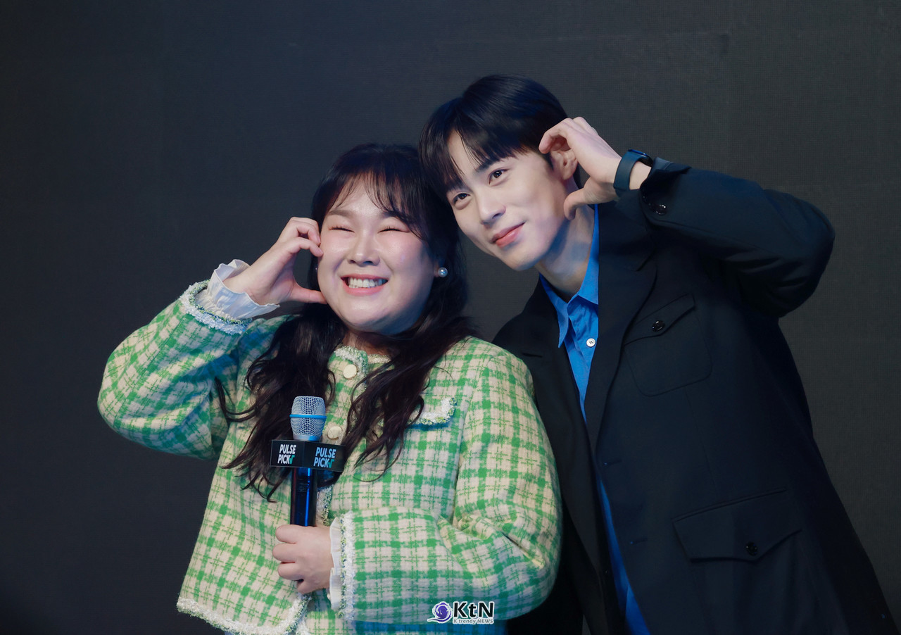 숏폼 콘텐츠 플랫폼 '펄스픽' 첫 미디어 론칭 데이에 드라마 '코드네임B: 국밥집요원들'의 주연배우 김민경, 이동원이 다정하게 포즈를 취하고 있다. / 사진=K trendy NEWS DB ⓒ케이 트렌디뉴스 무단전재 및 수집, 재배포금지.