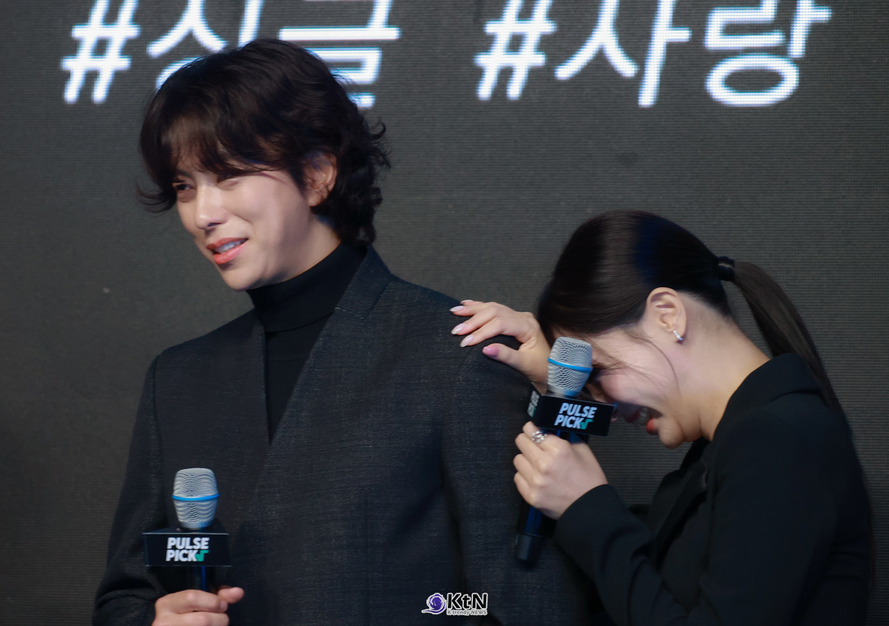 숏폼 콘텐츠 플랫폼 '펄스픽' 첫 미디어 론칭 데이에 드라마 '싱글남녀'의 주연배우 윤현민, 김혜성, 이정섭감독이 다정하게 포즈를 취하고 있다. / 사진=K trendy NEWS DB ⓒ케이 트렌디뉴스 무단전재 및 수집, 재배포금지.