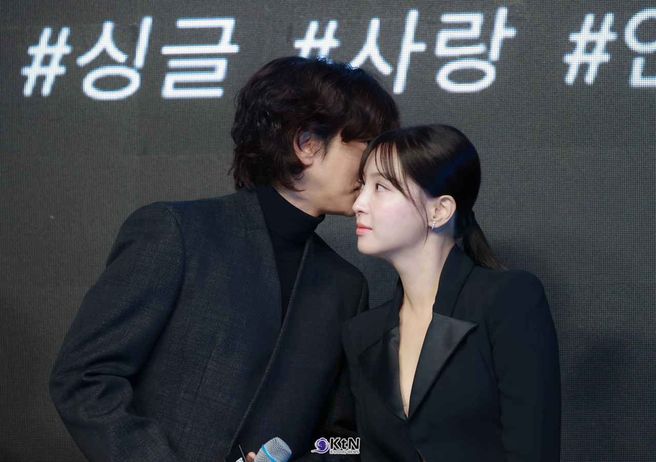 숏폼 콘텐츠 플랫폼 '펄스픽' 첫 미디어 론칭 데이에 드라마 '싱글남녀'의 주연배우 윤현민, 김혜성, 이정섭감독이 다정하게 포즈를 취하고 있다. / 사진=K trendy NEWS DB ⓒ케이 트렌디뉴스 무단전재 및 수집, 재배포금지.