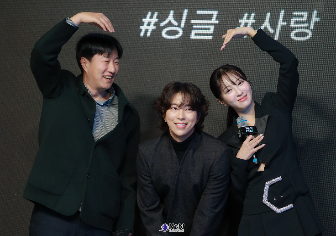 숏폼 콘텐츠 플랫폼 '펄스픽' 첫 미디어 론칭 데이에 드라마 '싱글남녀'의 주연배우 윤현민, 김혜성, 이정섭감독이 다정하게 포즈를 취하고 있다. / 사진=K trendy NEWS DB ⓒ케이 트렌디뉴스 무단전재 및 수집, 재배포금지.