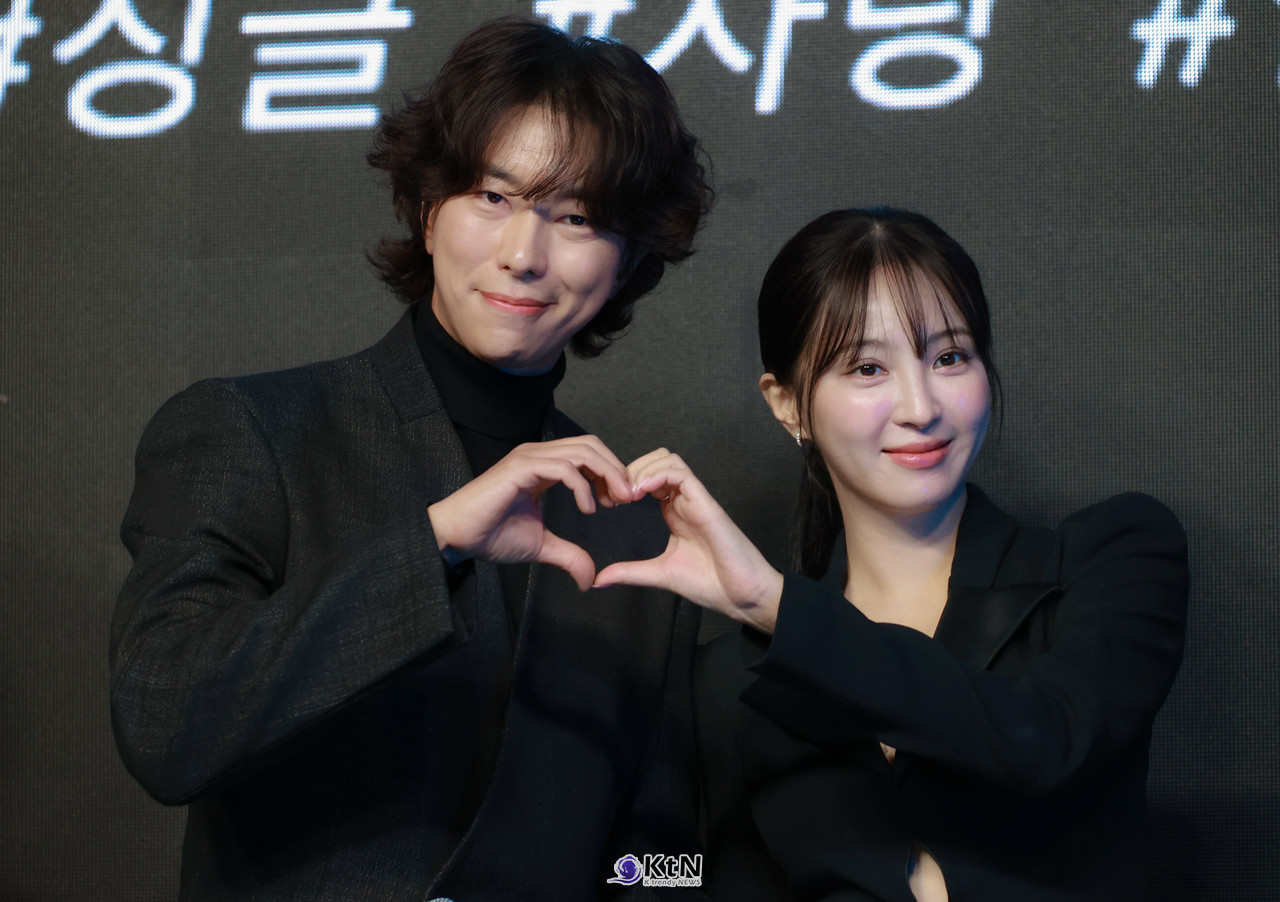 숏폼 콘텐츠 플랫폼 '펄스픽' 첫 미디어 론칭 데이에 드라마 '싱글남녀'의 주연배우 윤현민, 김혜성, 이정섭감독이 다정하게 포즈를 취하고 있다. / 사진=K trendy NEWS DB ⓒ케이 트렌디뉴스 무단전재 및 수집, 재배포금지.