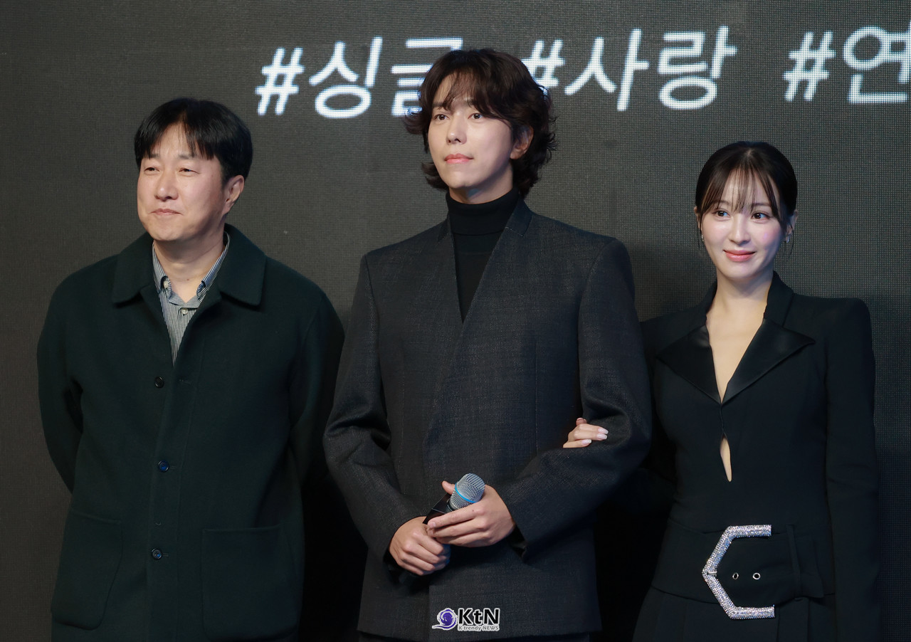 숏폼 콘텐츠 플랫폼 '펄스픽' 첫 미디어 론칭 데이에 드라마 '싱글남녀'의 주연배우 윤현민, 김혜성, 이정섭감독이 다정하게 포즈를 취하고 있다. / 사진=K trendy NEWS DB ⓒ케이 트렌디뉴스 무단전재 및 수집, 재배포금지.