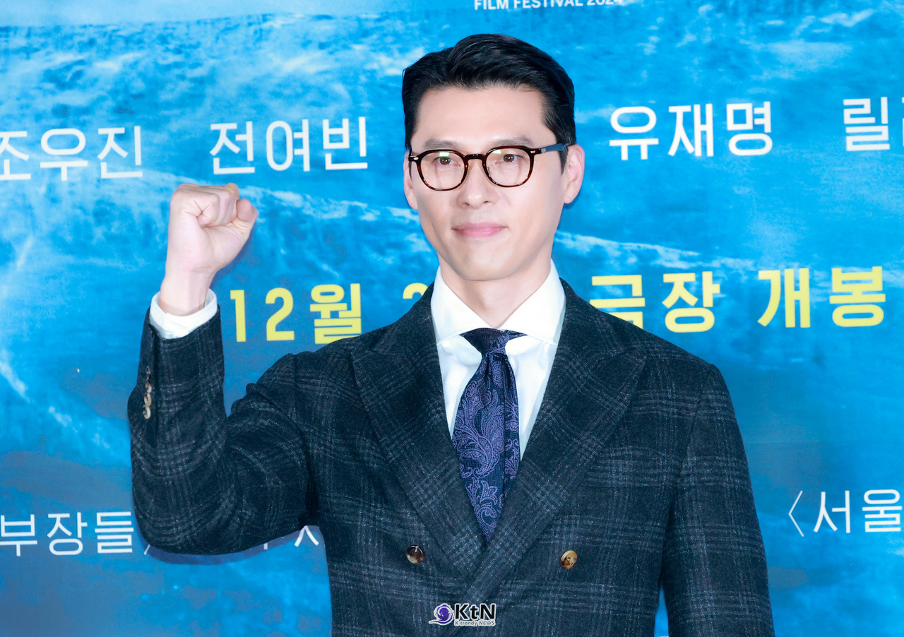 배우 현빈이 영화 '하얼빈' 언론배급 시사회에 참석해 다양한 이야기를 나눈뒤 포토타임에 포즈를 취하고 있다. / 사진=K trendy NEWS DB ⓒ케이 트렌디뉴스 무단전재 및 수집, 재배포금지.