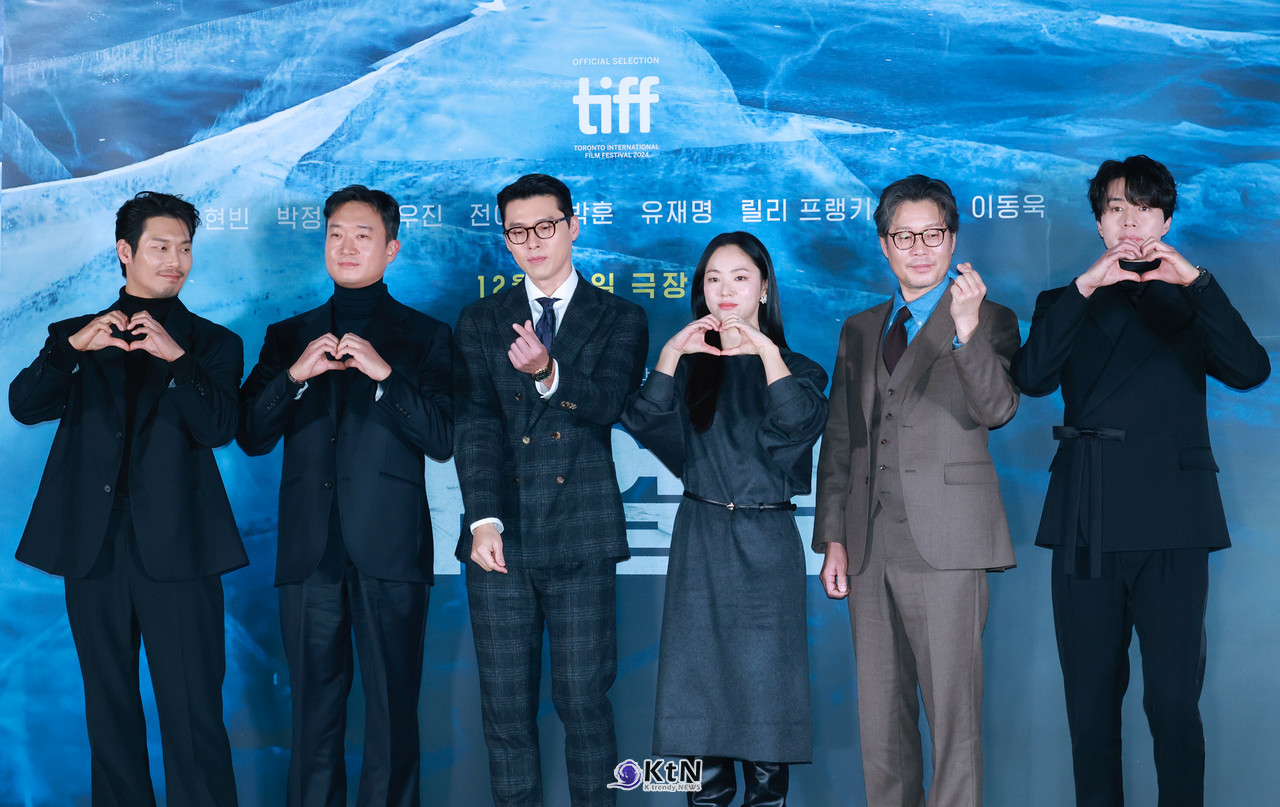 배우 현빈, 조우진, 박훈, 유재명, 이동욱이 영화 '하얼빈' 언론배급 시사회에 참석해 다양한 이야기를 나눈뒤 포토타임에 포즈를 취하고 있다. / 사진=K trendy NEWS DB ⓒ케이 트렌디뉴스 무단전재 및 수집, 재배포금지.