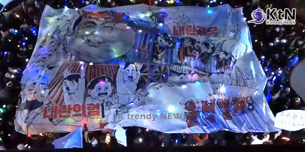 "윤석열 탄핵 집회 '다만세' 떼창 감동, 소원봉 멋져" 소녀시대 유리, 김밥 쏜다 사진=2024 12.14  어제 국민의힘 당사 앞에서 소원을 말해봐 소녀시대의 노래에 윤석열 탄핵 구호를 외치는 시민들 (출처 = 오마이뉴스 갈무리) K trendy NEWS DB ⓒ케이 트렌디뉴스 무단전재 및 수집, 재배포금지