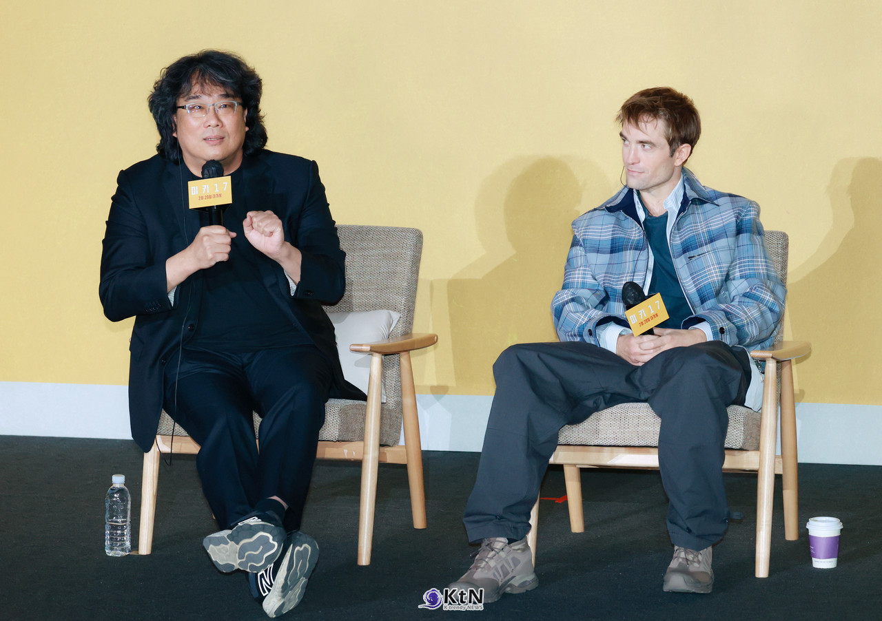 영화 '미키 17' 푸티지 상영 후 진행된 기자간담회에 '봉준호 감독'과 배우 '로버트 패틴슨'이 참석해 다양한 이야기를 나누고 있다. / 사진=K trendy NEWS DB ⓒ케이 트렌디뉴스 무단전재 및 수집, 재배포금지.