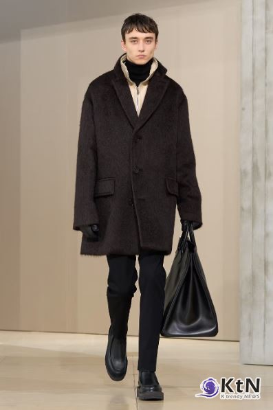 니샤니앙은 에르메스의 뿌리 깊은 승마 유산을 현대적 시각으로 재구성하며, 기능성과 예술성을 동시에 탐구했다. 사진=Hermès, K trendy NEWS DB ⓒ케이 트렌디뉴스 무단전재 및 수집, 재배포금지