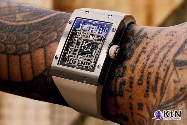 RM 16-02 Automatic Extraflat은 리차드 밀의 기술적 도전과 미학적 비전을 하나로 녹여낸 작품이다.   사진=Richard Mille, K trendy NEWS DB ⓒ케이 트렌디뉴스 무단전재 및 수집, 재배포금지