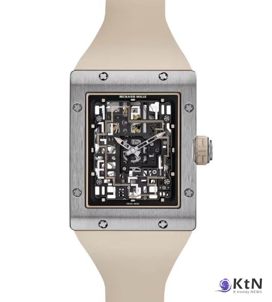 RM 16-02 Automatic Extraflat은 리차드 밀의 기술적 도전과 미학적 비전을 하나로 녹여낸 작품이다.   사진=Richard Mille, K trendy NEWS DB ⓒ케이 트렌디뉴스 무단전재 및 수집, 재배포금지