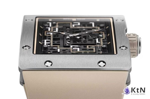 RM 16-02 Automatic Extraflat은 리차드 밀의 기술적 도전과 미학적 비전을 하나로 녹여낸 작품이다.   사진=Richard Mille, K trendy NEWS DB ⓒ케이 트렌디뉴스 무단전재 및 수집, 재배포금지