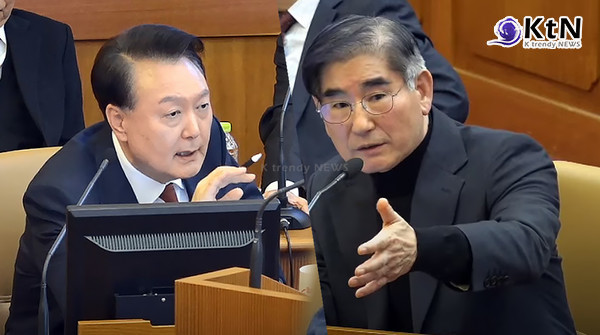 [이슈 트렌드] "의원이 요원이면 계엄은 게임인가" 정청래, 김용현 전 장관 발언 강력 비판 사진=2025 01.24   헌법재판소 윤석열,김용현 발언 장면 갈무리  K trendy NEWS DB ⓒ케이 트렌디뉴스 무단전재 및 수집, 재배포금지