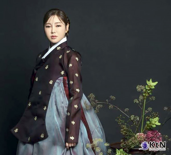 송가인, 우아한 한복 자태에 '눈물이 난다'...설 인사 “새해 복 많이 받으세요” 진=2025 01.28 송가인 공식 계정 / 편집  K trendy NEWS DB ⓒ케이 트렌디뉴스 무단전재 및 수집, 재배포금지