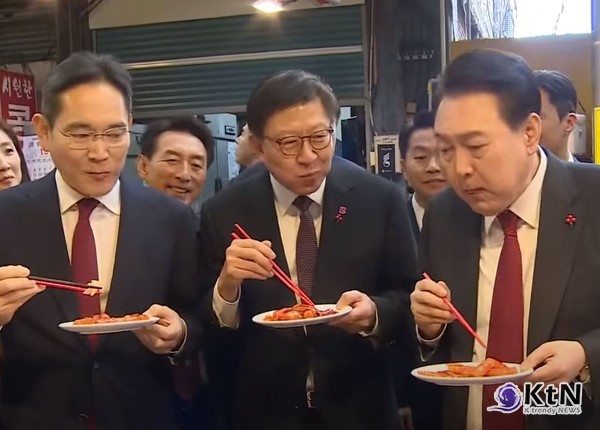 대통령과 재벌들 부산행 떡볶이, 대중의 댓글은 더욱 비판적이다. "이게 나라냐. 기업 회장 끌고 다니며 민심이나 달래다니"라는 반응이 있었고, "오천억 넘게 날리고 부산 내려가서 고작 떡볶이 먹으려고 재벌들 떼거지로 불러 사진 찍으면 부산 경제가 살아나나"라는 의문도 제기되었다. /사진=mbc유투브 영상 갈무리 K trendy NEWS DB ⓒ케이트렌디뉴스 무단전재 및 수집, 재배포금지