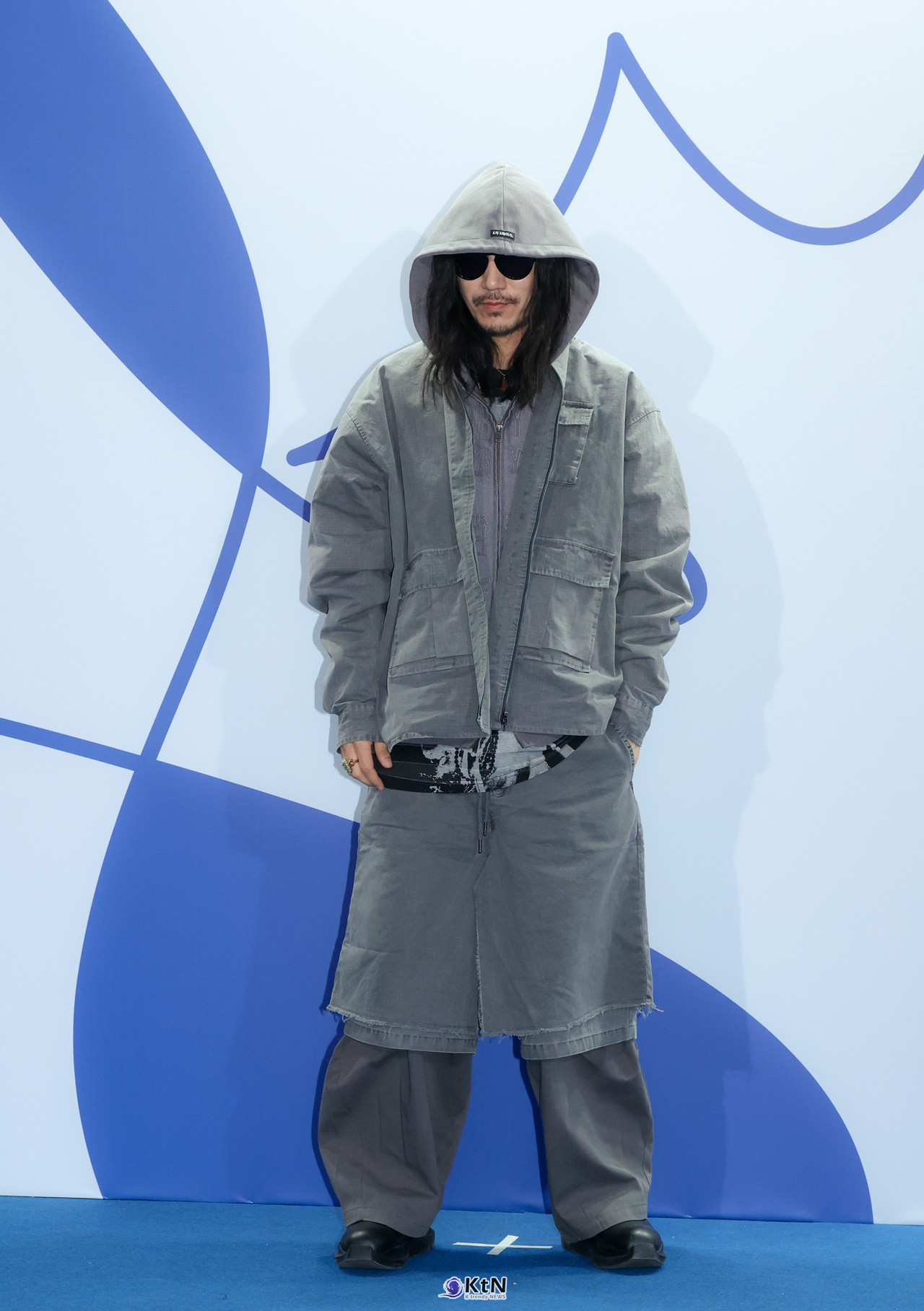 2025 F/W 서울패션위크 아조바이아조 포토월에 래퍼 '타이거 JK'가 등장해 포즈를 취하고 있다. / 사진=K trendy NEWS DB ⓒ케이 트렌디뉴스 무단전재 및 수집, 재배포금지.