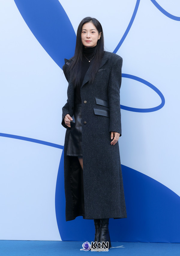 옥자연은 시크한 블랙 의상에 우아한 액세서리를 매치하여 고혹적인 분위기를 연출했다. /사진=K trendy NEWS DB ⓒ케이 트렌디뉴스 무단전재 및 수집, 재배포금지