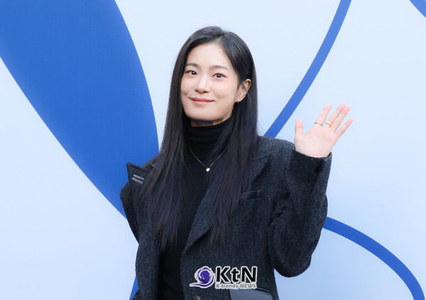 옥자연은 시크한 블랙 의상에 우아한 액세서리를 매치하여 고혹적인 분위기를 연출했다. /사진=K trendy NEWS DB ⓒ케이 트렌디뉴스 무단전재 및 수집, 재배포금지