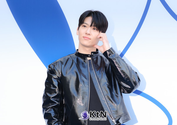 덱스, 2025 F/W 서울패션위크 한나신 포토월에서 강렬한 카리스마 발산/사진=K trendy NEWS DB ⓒ케이 트렌디뉴스 무단전재 및 수집, 재배포금지