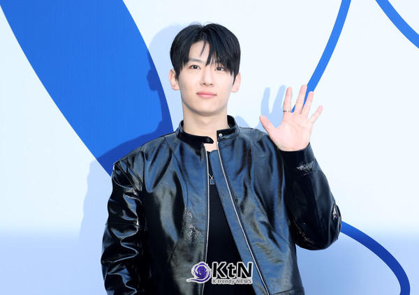 덱스, 2025 F/W 서울패션위크 한나신 포토월에서 강렬한 카리스마 발산/사진=K trendy NEWS DB ⓒ케이 트렌디뉴스 무단전재 및 수집, 재배포금지