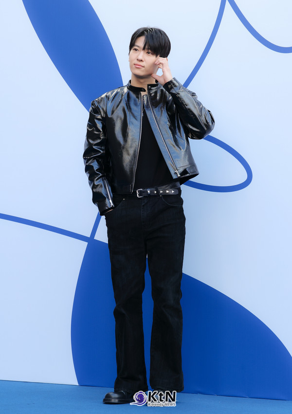 덱스, 2025 F/W 서울패션위크 한나신 포토월에서 강렬한 카리스마 발산/사진=K trendy NEWS DB ⓒ케이 트렌디뉴스 무단전재 및 수집, 재배포금지