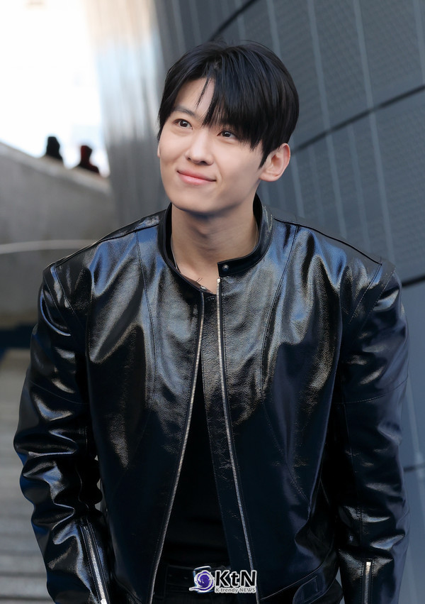 덱스, 2025 F/W 서울패션위크 한나신 포토월에서 강렬한 카리스마 발산/사진=K trendy NEWS DB ⓒ케이 트렌디뉴스 무단전재 및 수집, 재배포금지