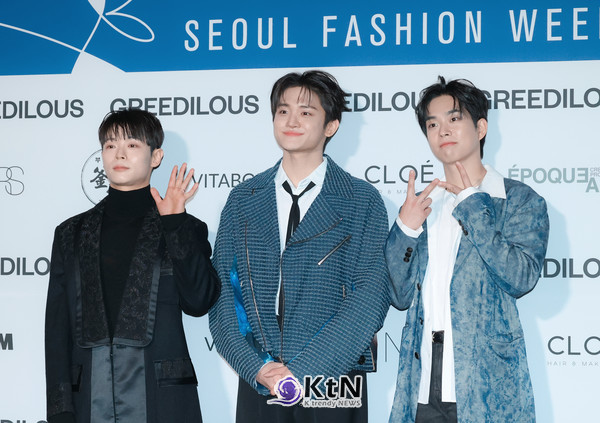 2025 F/W 서울패션쇼의 그리디어스 포토월에 등장한 밴드 루시 멤버 신예찬,조원상, 최상엽이 참석해 포즈를 취하고 있다.  /사진=K trendy NEWS DB ⓒ케이 트렌디뉴스 무단전재 및 수집, 재배포금지