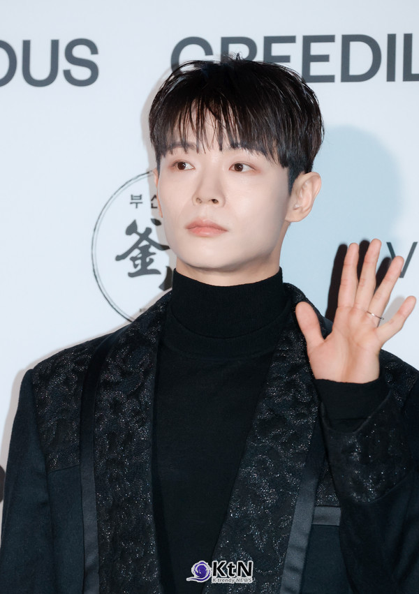 2025 F/W 서울패션쇼의 그리디어스 포토월에 등장한 밴드 루시 멤버 신예찬,조원상, 최상엽이 참석해 포즈를 취하고 있다.  /사진=K trendy NEWS DB ⓒ케이 트렌디뉴스 무단전재 및 수집, 재배포금지