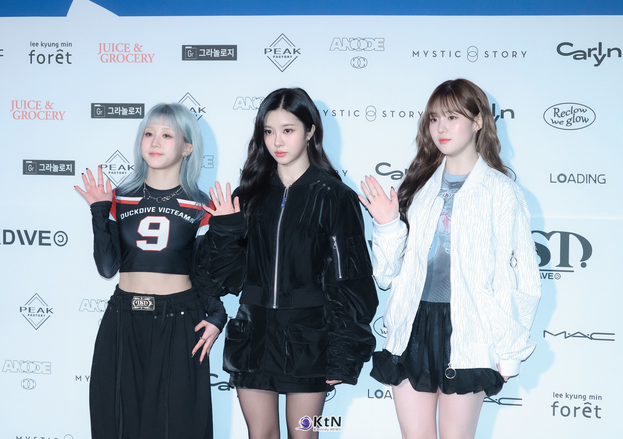 케플러 멤버 히카루, 김다연, 김채현이 덕다이브쇼 포토월에서 포즈르 취하고 있다. /사진=K trendy NEWS DB ⓒ케이 트렌디뉴스 무단전재 및 수집, 재배포금지