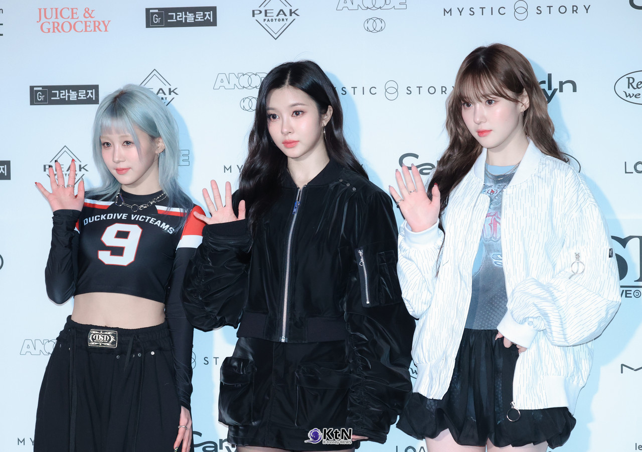 케플러 멤버 히카루, 김다연, 김채현이 덕다이브쇼 포토월에서 포즈르 취하고 있다. /사진=K trendy NEWS DB ⓒ케이 트렌디뉴스 무단전재 및 수집, 재배포금지