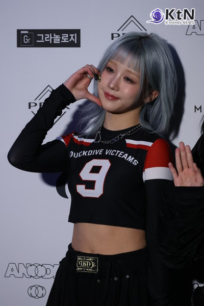 히카루는 특유의 밝은 미소와 함께 포토월에서 다양한 포즈를 취하며 현장의 분위기를 한층 밝게 만들었다./사진=K trendy NEWS DB ⓒ케이 트렌디뉴스 무단전재 및 수집, 재배포금지