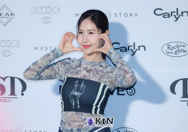 덕다이브(DUCKDIVE) 쇼에 모델 겸 배우 오혜연이 참석해 세련된 패션 감각을 뽐냈다./사진=K trendy NEWS DB ⓒ케이 트렌디뉴스 무단전재 및 수집, 재배포금지