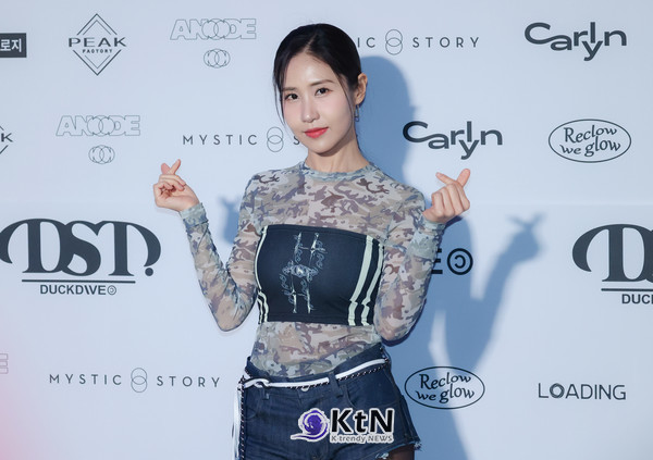  오혜연은 카무플라주 패턴의 시스루 상의와 스포티한 블랙 크롭탑을 매치해 스타일리시한 룩을 완성했다. /사진=K trendy NEWS DB ⓒ케이 트렌디뉴스 무단전재 및 수집, 재배포금지